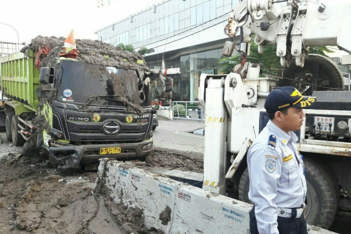 Kecelakaan truk di Jalan Yos Sudarso, Jakarta Utara, Jumat (11/8/2017).