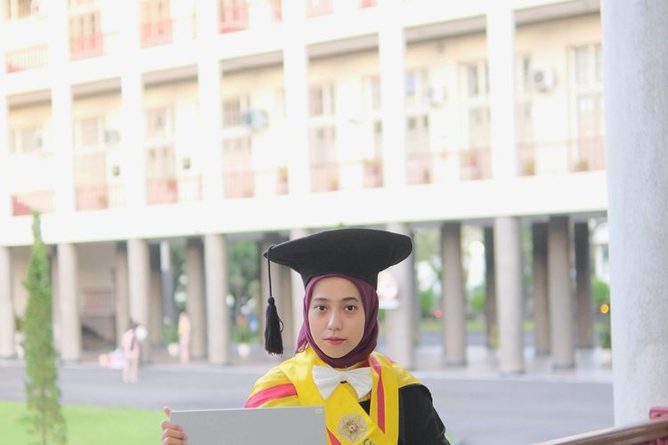 Dr. Dewi Agustiningsih, S.Si,.dinobatkan sebagai lulusan tercepat dan termuda dalam wisuda pascasarjana Universitas Gadjah Mada (UGM). (Foto dokumentasi Humas UGM).