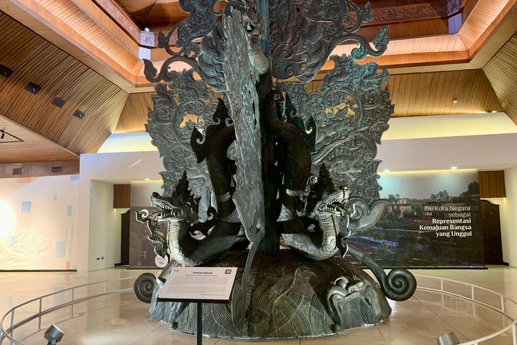 Lantai tiga Museum Indonesia di TMII menjadi salah satu daya tarik utama. Di sini tersimpan instalasi patung berukuran besar bernama Pohon Hayat, yang terbuat dari tembaga dengan tinggi delapan meter dan lebar empat meter.