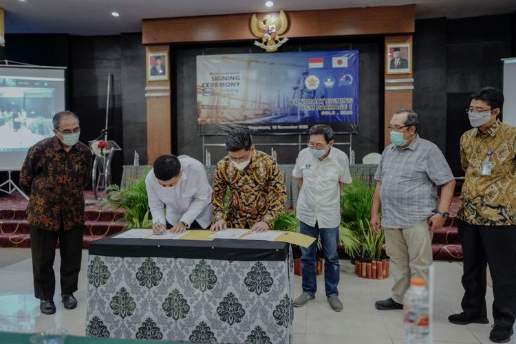 Konsorsium WIKA (KSO WIKA) menandatangani kontrak Pelaksanaan Pembangunan Paket 1 JICA Loan IP-576 UGM, Gedung SGLC (Smart and Green Learning Center) dan ERIC (Engineering Research Innovation Center) Fakultas Teknik UGM, di Yogyakarta, Kamis (19/11) 