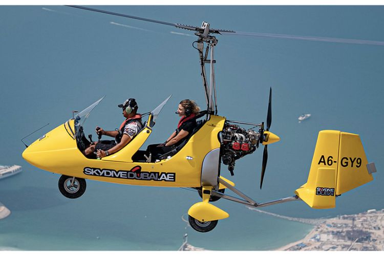 Menikmati pemandangan Dubai dari atas dengan gyrocopter. Pesawat mini ini memberikan pengalaman unik untuk menjelajahi cakrawala kota dengan lebih santai dibanding skydiving