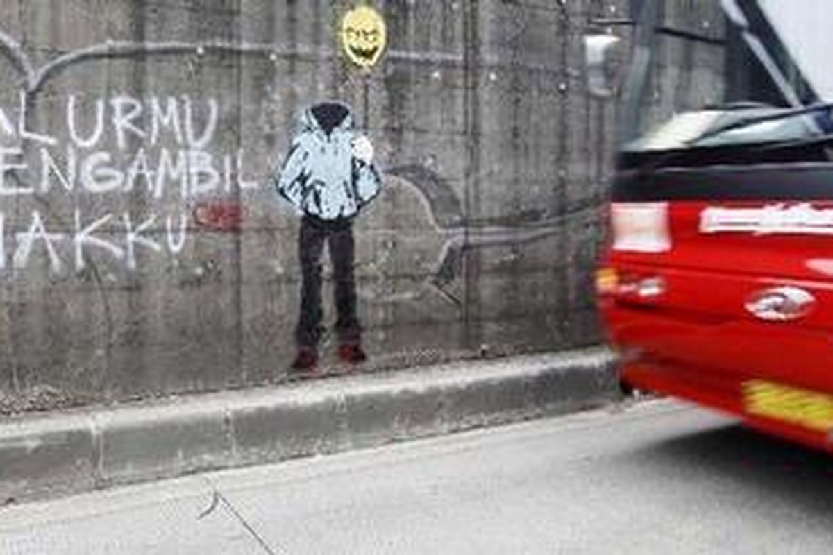 Mural berisi kritikan terhadap keberadaan bus transjakarta di dinding fly over tol dalam kota, Jalan Gatot Subroto, Jakarta Selatan, Kamis (10/2/2011). Berdasarkan data Badan Layanan Umum Transjakarta, selama tahun ini terdapat empat korban meninggal dunia akibat kecelakaan di jalur bus Transjakarta. 