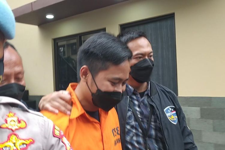 Tersangka kasus penipuan aplikasi Qoutex Doni Muhammad Taufik alias Doni Salmanan mengenakan baju tahanan di Mabes Polri, Jakarta, Selasa (15/3/2022).