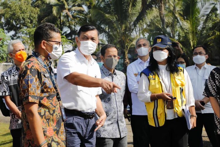 Luhut Binsar Pandjaitan bersama Sandiaga Uno dan Nadiem Makarim melakukan kunjungan kerja ke kawasan Candi Borobudur, Magelang, Jawa Tengah, Jumat (12/3/2021).