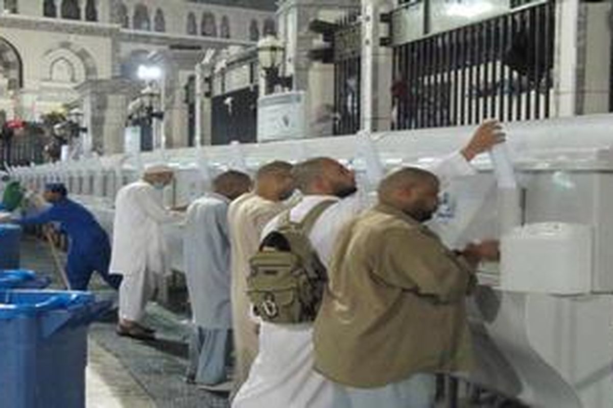 Sejumlah jemaah haji tengah mengambil air zam-zam dari tempat yang disediakan di sekitar Masjidil Haram, pada musim haji tahun 2010 lalu.