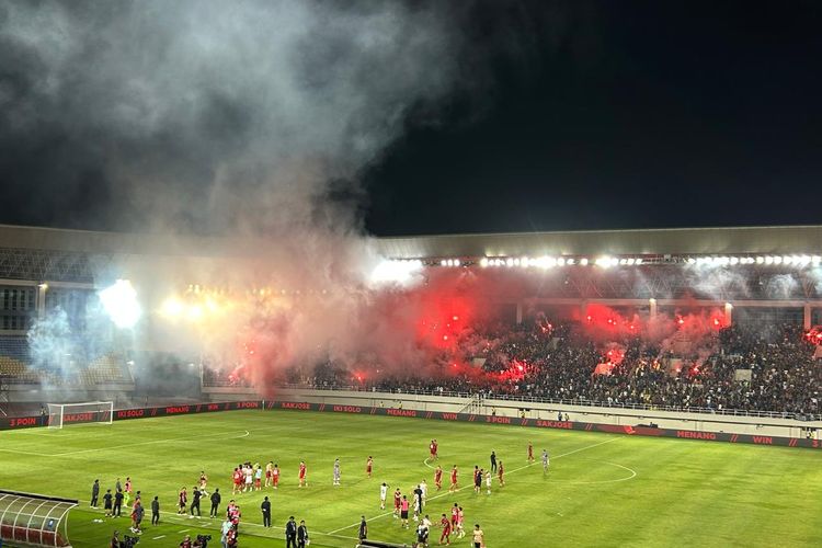 Di Balik Kemenangan Persis Solo, 8 Penonton Sesak Napas akibat Pesta Flare di Manahan