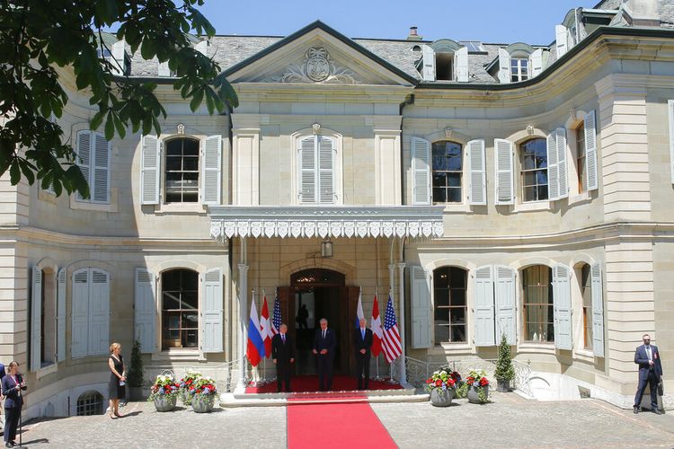 Presiden Swiss Guy Parmelin, tengah, Presiden AS Joe Biden, kanan, dan Presiden Rusia Vladimir Putin, kiri, berpose untuk media di Villa La Grange untuk KTT AS-Rusia di Jenewa, Swiss, Rabu, 16 Juni 2021. 