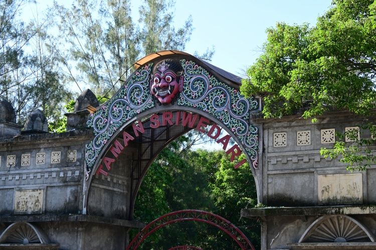 Gerbang pintu masuk Taman Sriwedari Surakarta