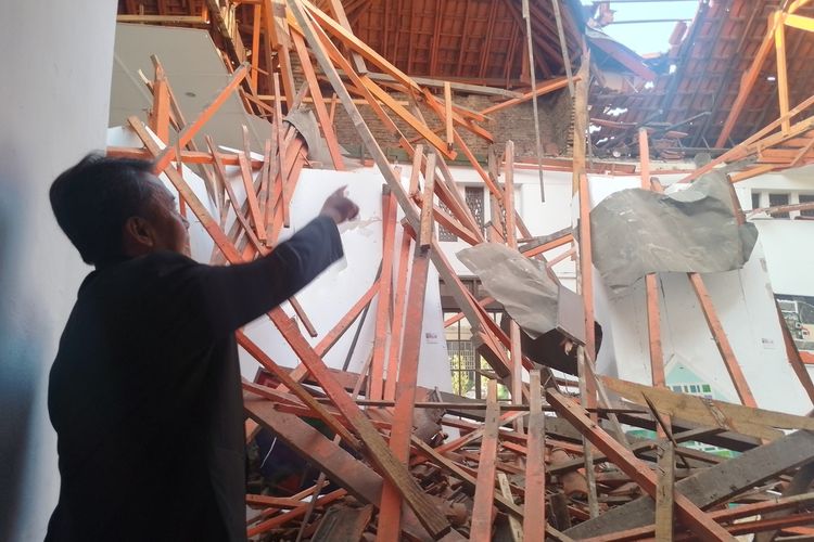 Sekretaris Daerah (Sekda) Provinsi Jawa Barat, Herman Suryatman saat meninjau langsung kondisi atap Gedung YPK yang ambruk, Selasa (29/10/2024) pagi.