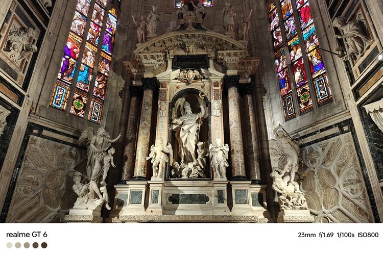 Interior gereja Katedral atau disebut Duomo di Milan, Italia, dipotret dengan kamera utama Realme GT 6