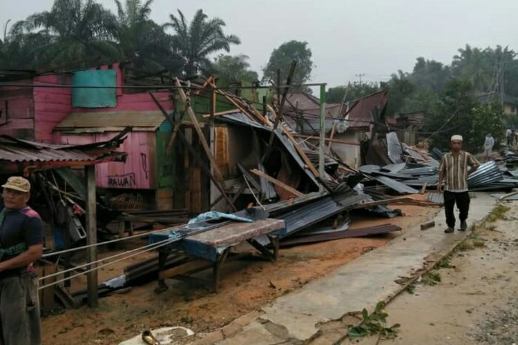Warga menyaksikan rumahnya yang rusak akibat diterjang angin puting beliung di Dusun Lapangan C, Kepenghuluan Tanjung Medan Barat, Kecamatan Tanjung Medan, Kabupaten Rohil, Riau, Kamis (7/11/2019).