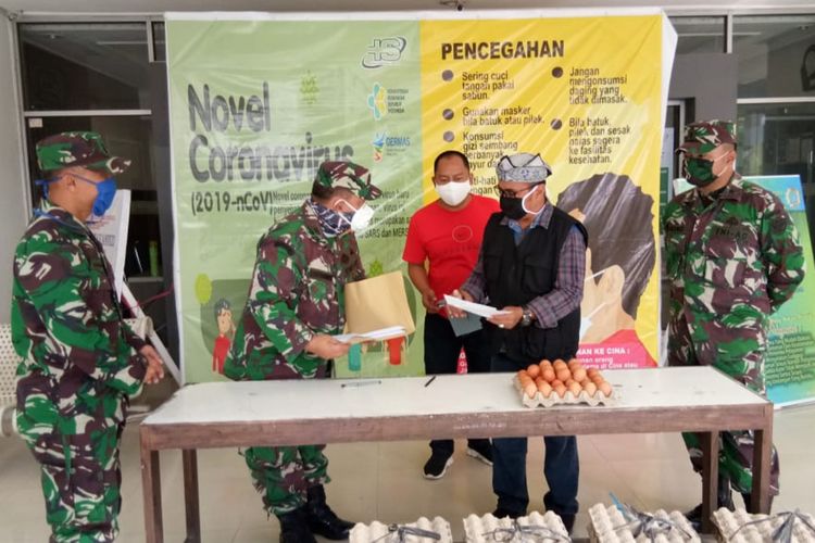 Kodam III/Siliwangi memberikan bantuan paket nutrisi untuk tenaga medis di Sumedang, Minggu (18/4/2020). 