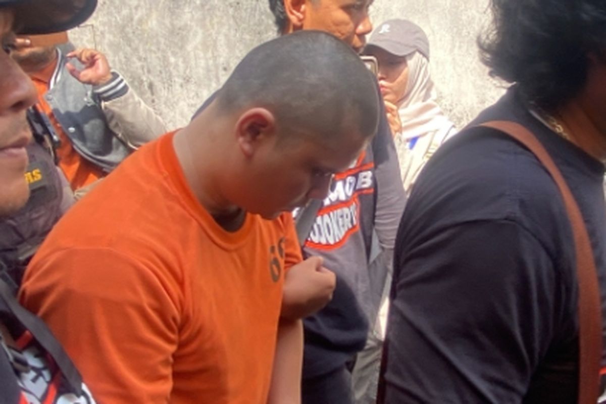 Pelaku mutilasi kekasih di kos Surabaya, Alvi Maulana usai rekonstruksi, Rabu (17/9/2025).