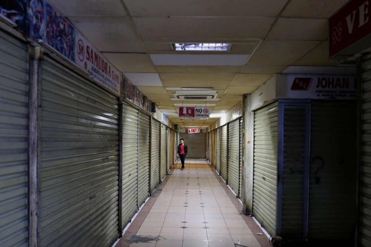 Suasana pusat perbelanjaan di Plaza Elektronik, Glodok, Jakarta barat, Rabu (14/7/2017). Meskipun perdagangan berjalan normal, kian hari pasar ini semakin sepi pembeli. Bahkan beberapa kios sudah beralih fungsi menjadi gudang untuk menyimpan dagangan.