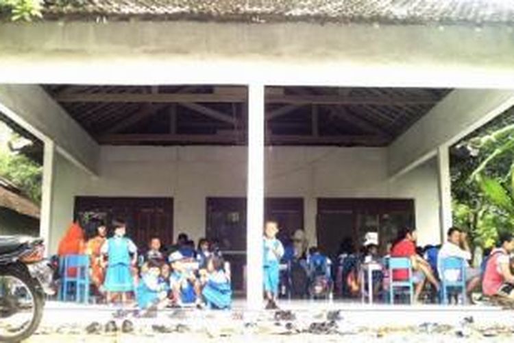 siswa PAUD dan TK terpaksa belajar di balai dusun pasca puting beliung di kecamatan Gambiran Kabupaten Banyuwangi