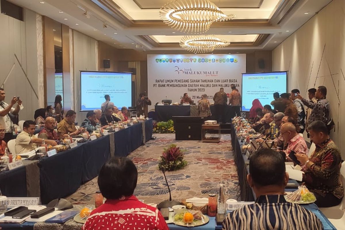 Bupati Maluku Barat Daya Benyamin Thomas Noach menghadiri Rapat Umum Pemegang Saham (RUPS) Tahunan dan Luar Biasa 2023 yang digelar PT Bank Maluku-Maluku Utara (Malut) di Mandarin Oriental Hotel Jakarta Pusat, Senin (20/3/2023).
