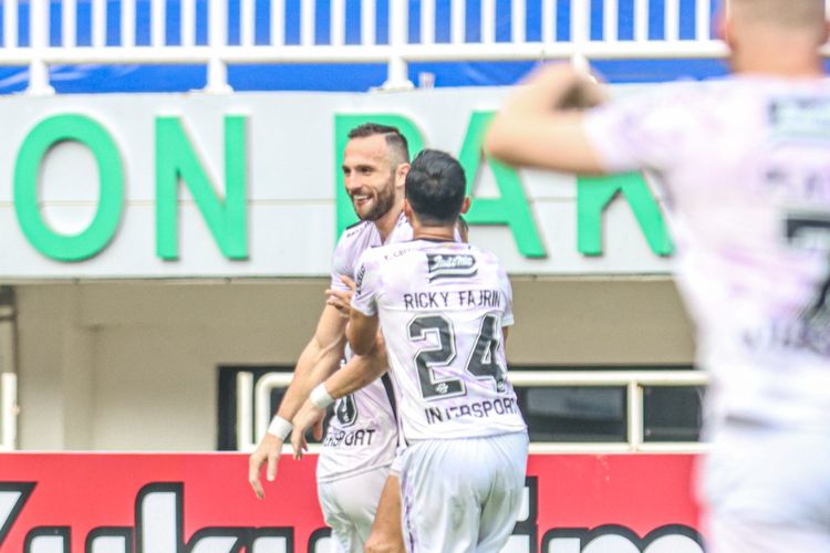 Striker Bali United, Ilija Spasojevic, mencetak gol ke gawang Persita pada laga pekan keempat Liga 1 2021-2022.