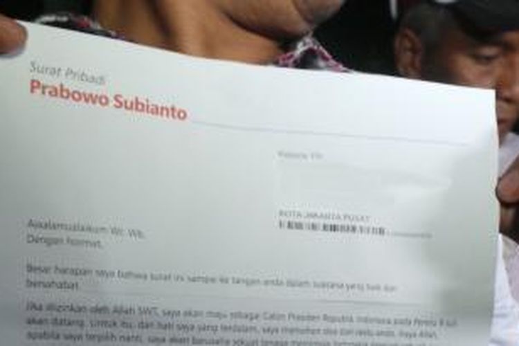 Surat pribadi Prabowo Subianto turut ditunjukkan dalam aksi massa Relawan Perjuangan Demokras (Repdem) di Kantor TV One, Kamis (3/7/2014) dini hari. Nama dan alamat surat pada foto ini sudah di-blur.