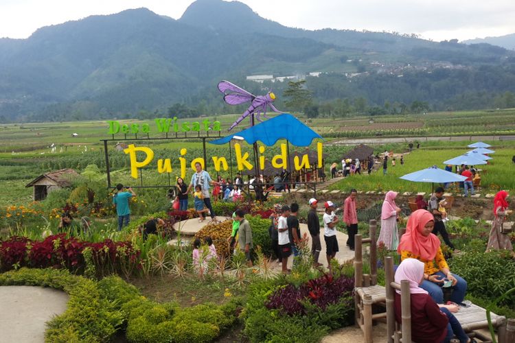 Sejumlah wisatawan saat berkuliner di Kafe Sawah, Desa Pujon Kidul, Kecamatan Pujon, Kabupaten Malang, Jawa Timur, Minggu (14/5/2017).