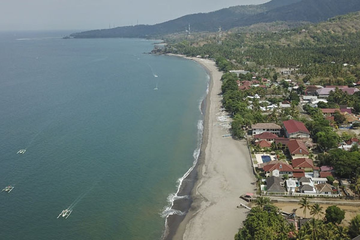 Foto udara kawasan perhotelan di Senggigi, Kecamatan Batulayar, Lombok Barat, NTB, Kamis (8/11/2018). Pascagempa Lombok BPS Provinsi NTB merilis data Tingkat Penghunian Kamar (TPK) hotel bintang pada bulan September 2018 mengalami kenaikan dibandingkan bulan Agustus 2018. TPK bulan September 2018 sebesar 34,85 persen sedangkan TPK hotel bintang bulan Agustus 2018 hanya sebesar 28,18 persen.