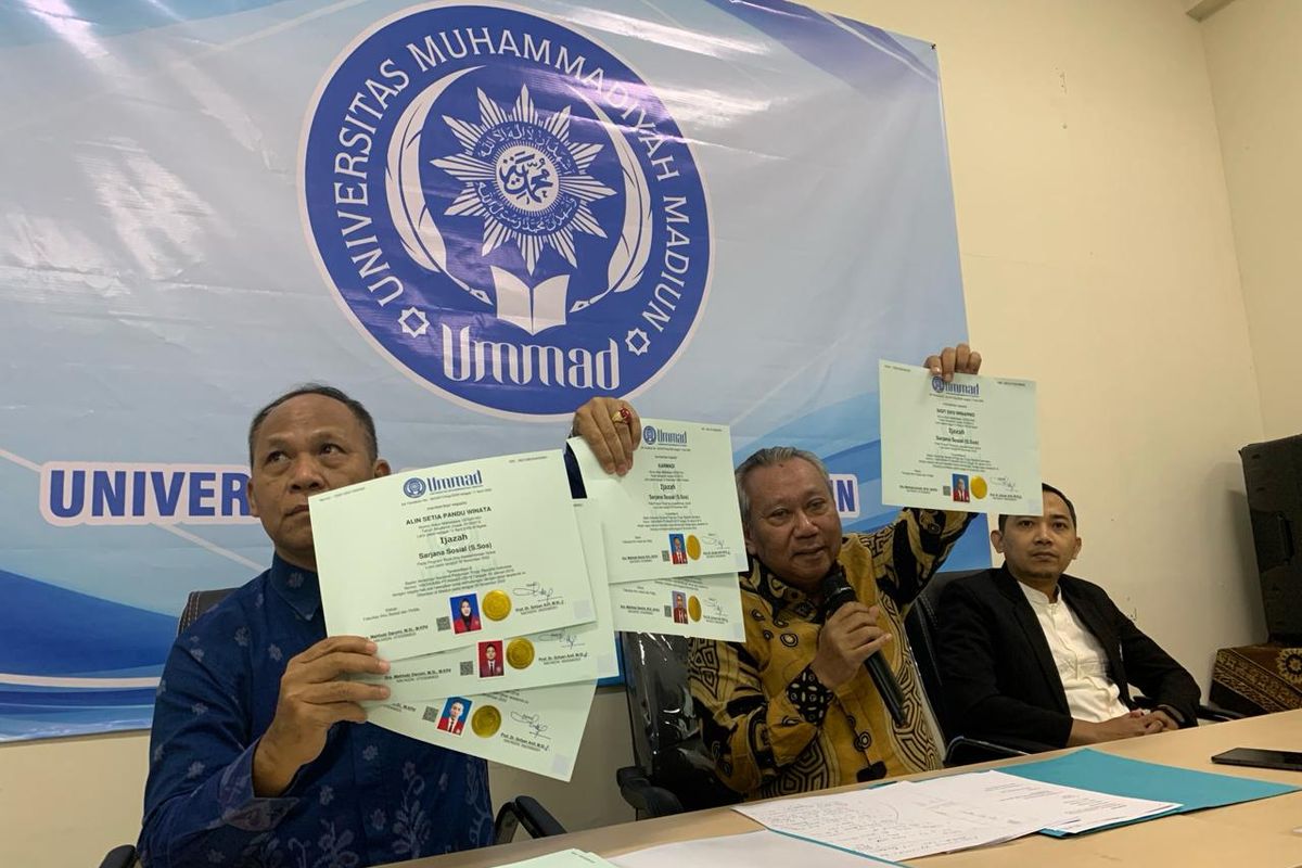 Rektor Universitas Muhammadiyah Madiun (UMMAD), Sofyan Anif menunjukkan 35 ijazah mahasiswa yang tidak ditandantangani mantan Dekan Fisip, Mahfudz Daroini di Kampus 1 UMMAD, Rabu (3/4/2024). Sofyan menjelaskan 35 ijazah yang diterbitkan UMMAD dan ditandatangani Direktur Akademik, Harun Joko Prayitno legal lantaran sudah sesuai dengan aturan yang ada.