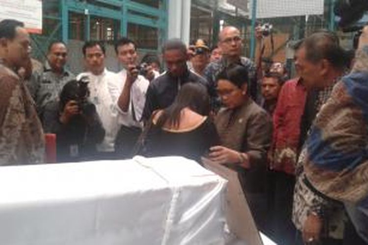 Menteri Luar Negeri Retno Marsudi menerima kepulangan 13 jenazah WNI yang menjadi korban tenggelamnya Kapal Oryong 501, di Terminal Kargo 530, Bandara Soekarno-Hatta, Tangerang, Jumat (9/1/2015).