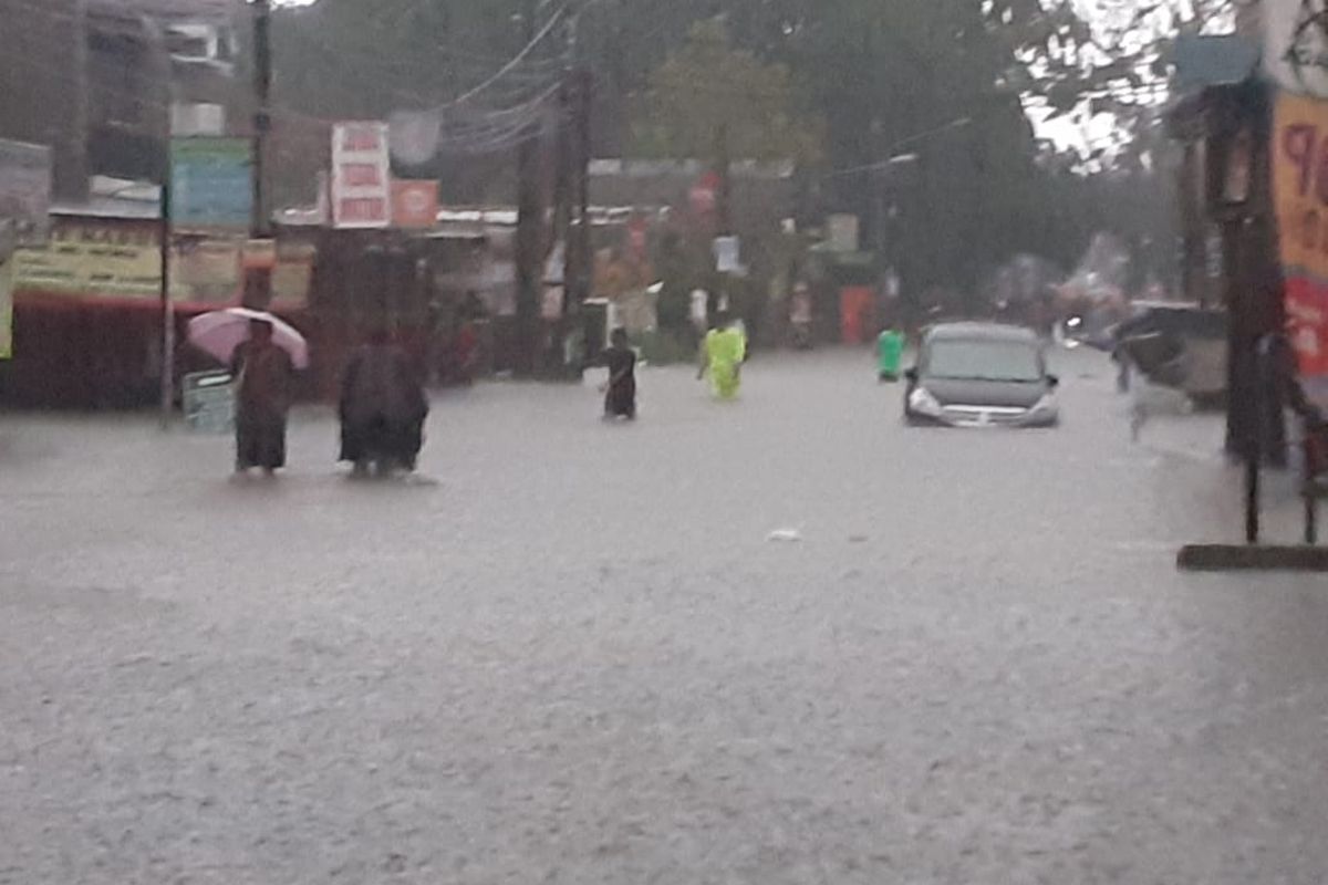 Banjir merendam kompleks perumahan Masnaga Bintara, Bekasi Barat pada Rabu (1/1/2020).