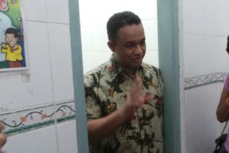 Menteri Pendidikan Anies Baswedan saat meninjau toilet di SMP Negeri 1 Depok, Jawa Barat. Jumat (14/11/2014).