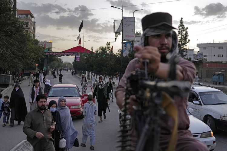 Milisi Taliban berjaga-jaga di lingkungan Syiah Dasht-e-Barchi, di Kabul, Afghanistan, Minggu (7/8/2022).