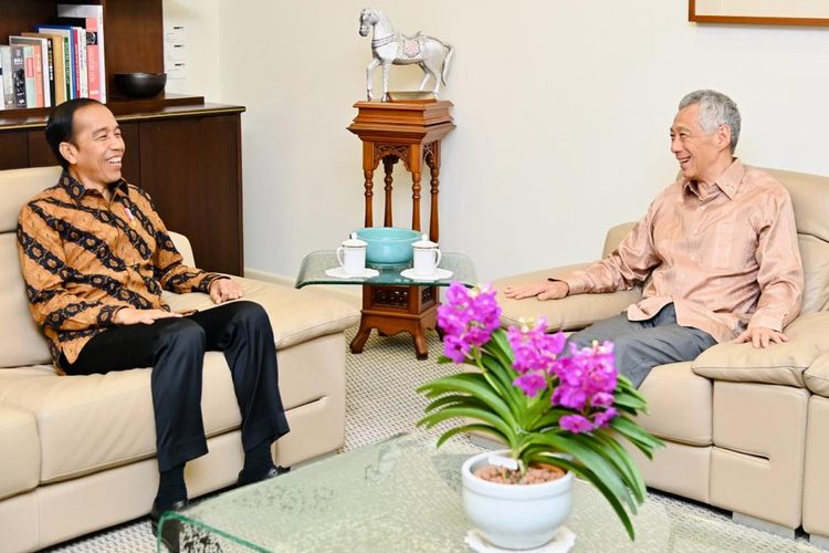Presiden Joko Widodo dan Perdana Menteri Singapura Lee Hsien Loong dalam pertemuan di Singapura, Kamis (16/3/2023).