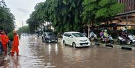 Hujan Sejak Pagi Picu Banjir di Pinang Ranti, Lalu Lintas Tersendat