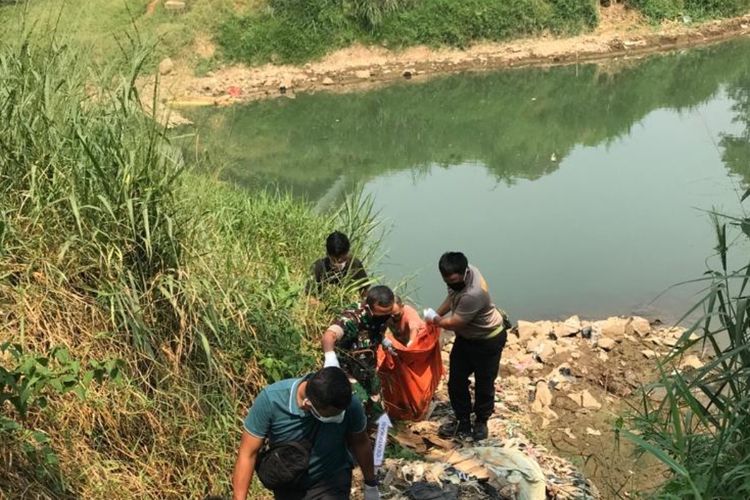 Proses evakuasi penemuan jasad pria tanpa identitas di pinghir Sungai Cisadane, Serpong, Tangerang Selatan pada Kamis (24/8/2023).
