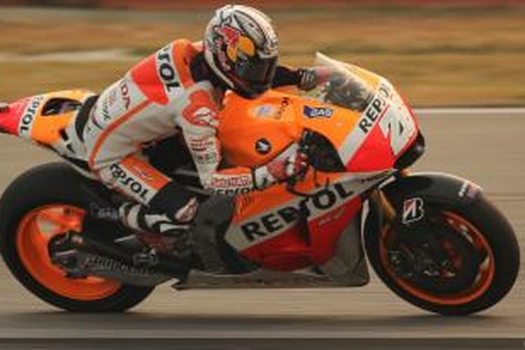 Pebalap Repsol Honda asal Spanyol Dani Pedrosa memacu motornya pada hari terakhir uji coba kedua jelang MotoGP 2014 di Sirkuit Sepang, Malaysia, Jumat (28/2/2014).