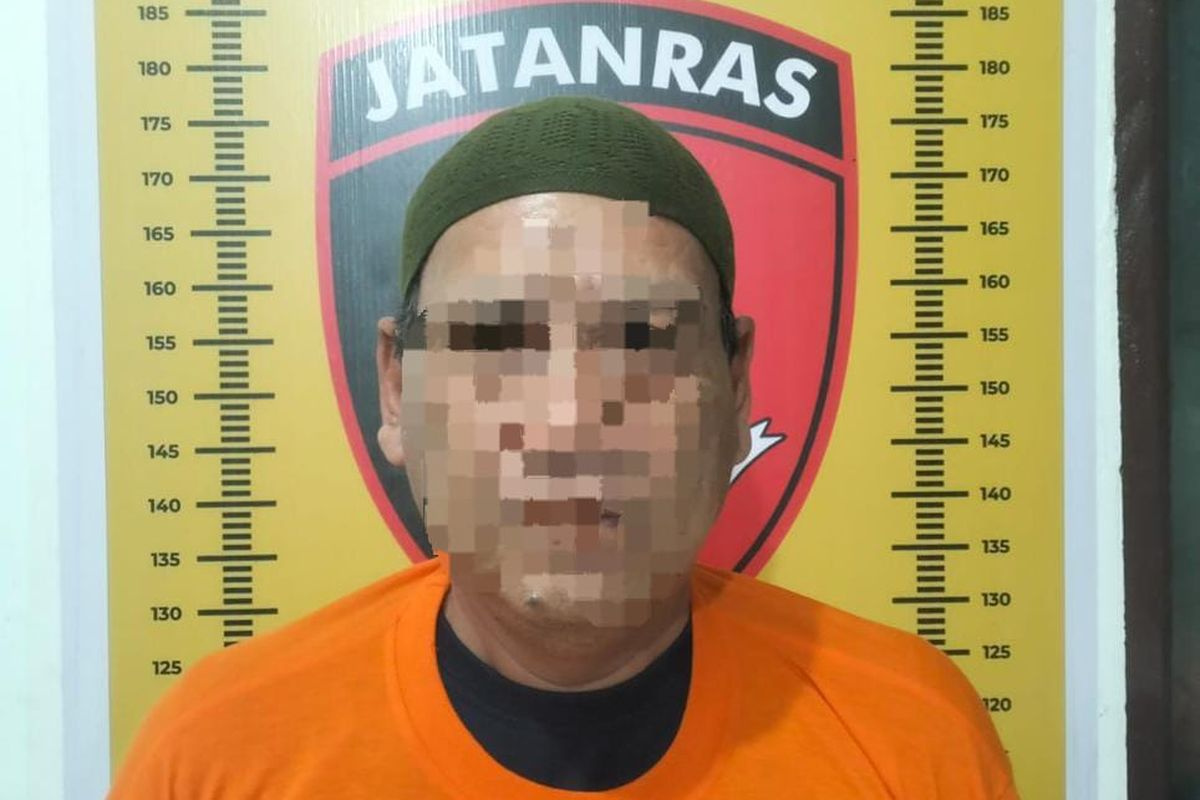 Polisi menangkap pria bernama Mustafa Lubis (56) karena menipu 92 warga Kabupaten Serdang Bedagai. Saat beraksi, modus pelaku meminta uang dengan menjanjikan pekerjaan sebagai karyawan Makanan Bergizi Gratis (MBG) 