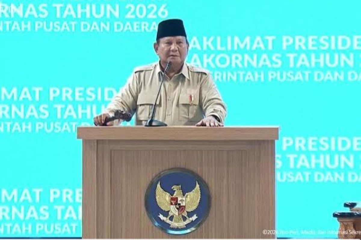 Presiden Prabowo Subianto menyampaikan pidato terkait permasalahan sampah, Senin (2/2/2026). Presiden Prabowo mengajak TNI, Polri, BUMN, dan pelajar ikut memungut sampah usai pantai Bali dikritik pejabat Korea Selatan karena kotor.