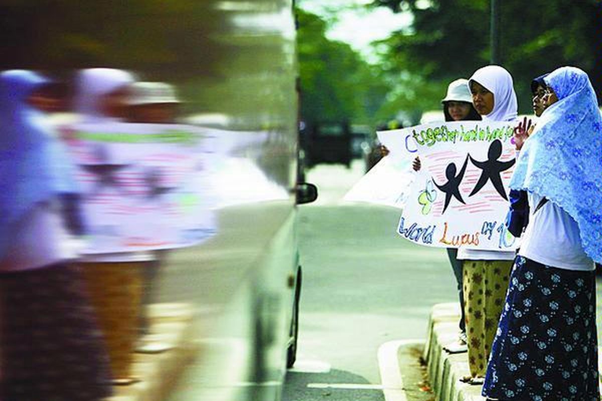 Sukarelawan Syamsi Dhuha Foundation menggelar aksi sosialisasi penyakit lupus (systemic lupus erythematosus) di Bandung, Jawa Barat, Rabu (7/5). Lupus adalah penyakit peradangan kronis yang dapat mengenai kulit, sendi, ginjal, dan paru-paru.  