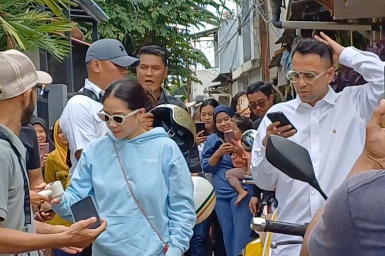 Datang Naik Motor, Raffi Ahmad dan Nagita Slavina Nyoblos Pilkada 2024 di TPS Cinere