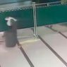 Terekam CCTV, Pria Berbaju Gamis Curi Uang Kotak Amal dan 