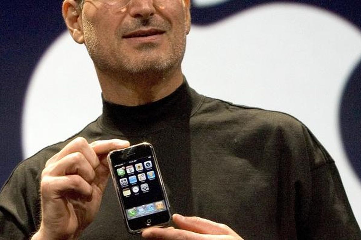 Almarhum pendiri Apple Steve Jobs saat memperkenalkan iPhone pertama, tahun  2007