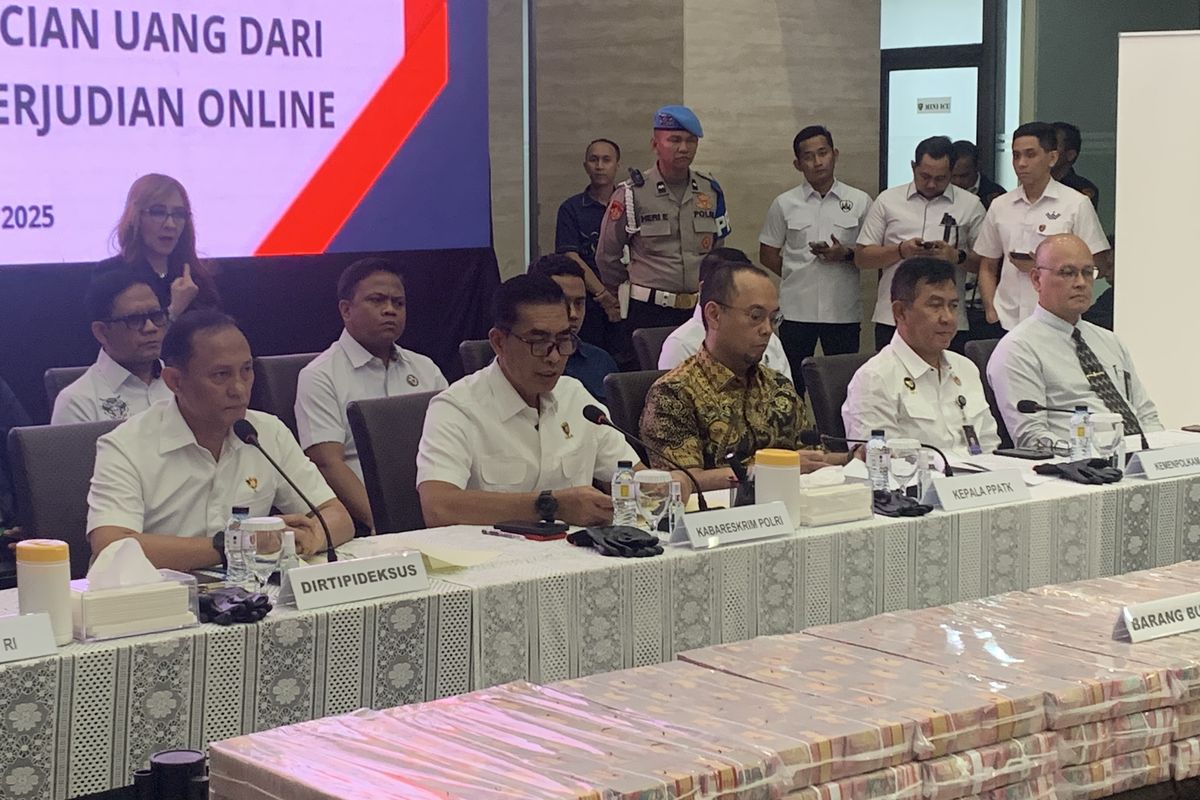 Direktorat Tindak Pidana Ekonomi Khusus (Dittipideksus) Bareskrim Polri melakukan konferensi pers dua tersangka tindak pidana pencucian uang (TPPU) perjudian online di Mabes Polri, Jakarta Selatan, Rabu (7/5/2025).