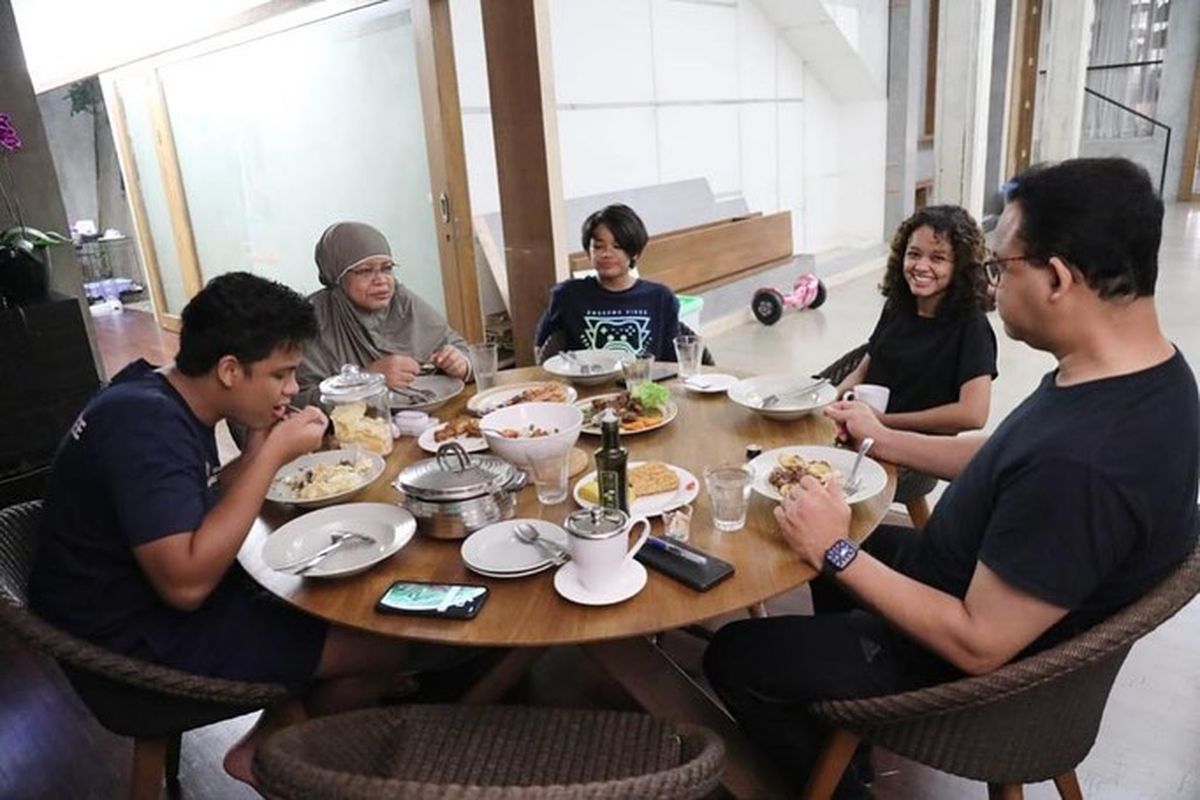 Gubernur DKI Jakarta Anies Baswedan bersama dengan keluarga saat makan malam di kediamannya, kawasan Lebak Bulus, Jakarta Selatan, Minggu (11/4/2021).