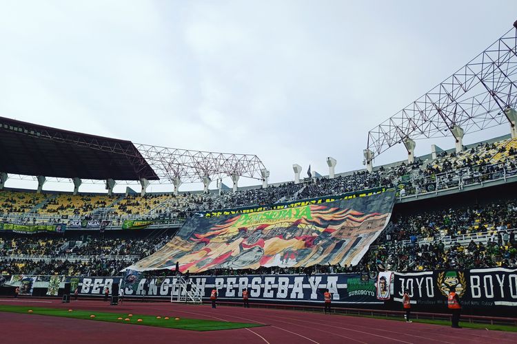 Koreaografi dari suporter Persebaya Surabaya saat jeda babak pertama laga pekan ke-11 Liga 1 2024-2025 melawan Persija jakarta yang berakhir dengan skor 2-1 di Stadion Gelora Bung Tomo Surabaya, Jumat (22/11/2024) sore.