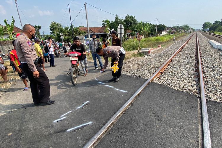 Petugas dari Satlantas Polres Mojokerto, Jawa Timur, melakukan olah TKP di perlintasan kereta api tanpa pintu di Desa Balongwono, Kecamatan Trowulan, Kabupaten Mojokerto, Selasa (30/8/2022).