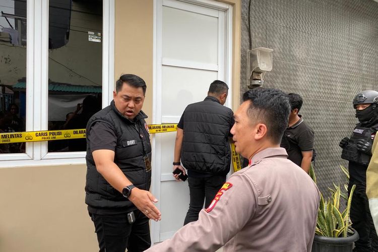 Petugas menggeledah rumah bandar narkoba Alex Bonpis di Kampung Bahari, Jakarta Urara, Selasa (17/1/2023). Total ada tiga rumah Alex yang diperiksa oleh kepolisian. 