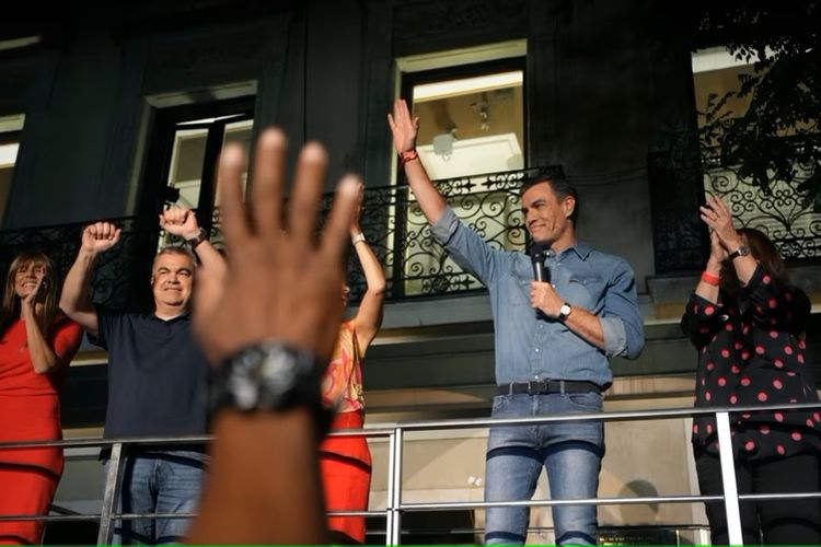 Pemimpin Partai Buruh Sosialis sekaligus Perdana Menteri Spanyol Pedro Sanchez menyapa pendukungnya di luar markas partai tersebut di Madrid, Spanyol, pada 23 Juli 2023.