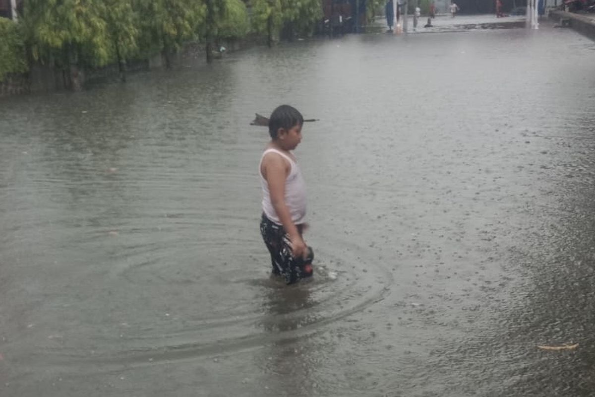 Banjir setinggi 80 cm rendam Desa Tropodo, Sidorjo pada Selasa malam (24/12/2024)