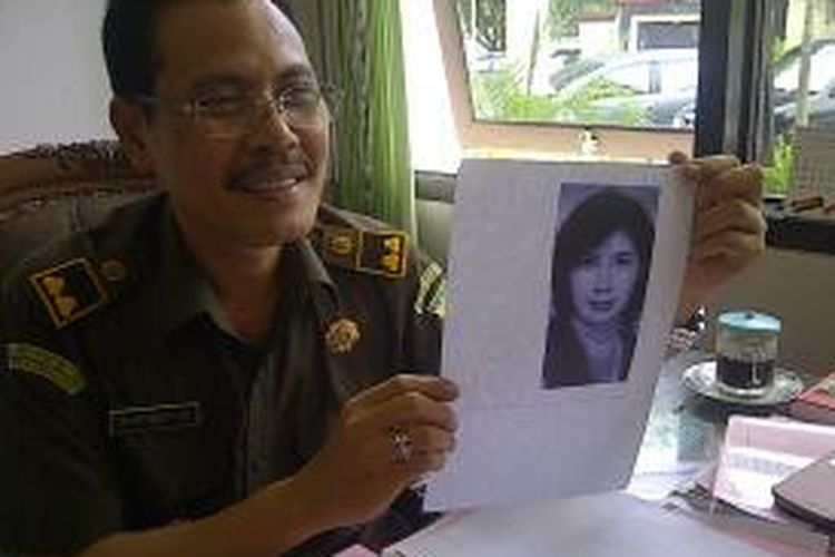 Kepala Seksi Pidana Umum Kejaksaan Negeri Semarang, Mustaqfirin, saat memperlihatkan foto Fransiska Etty seorang terdakwa kasus pencemaran nama baik yang menjadi buron sejak 2007, dikantor Kejari Semarang Selasa (19/11/2013)