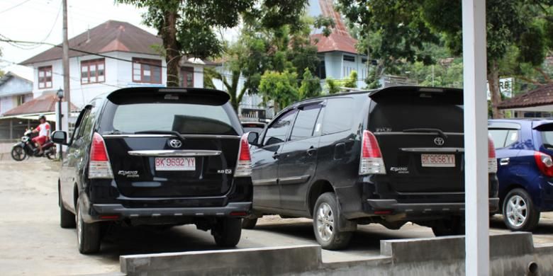 Dua Unit Mobil bermasalah tampak diparkir di halaman Kantor DPRD Kota Gunungsitoli