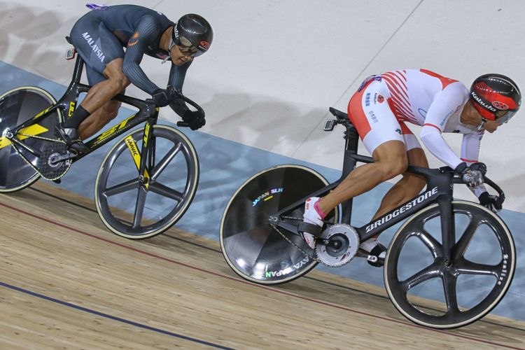 Pebalap sepeda asal Jepang, Yuta Wakimoto (depan) menjuarai kelas Keirin Elite Putra Asian Track Championships (ATC) 2019, di Jakarta International Velodrome, Jakarta, Kamis (10/1/2019). Dengan catatan waktu 10.171 detik.