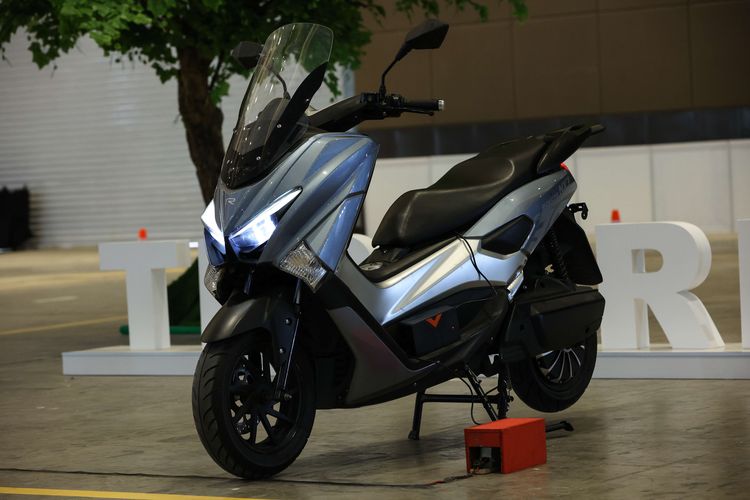 Motor listrik Rakata NX3 dipamerkan di ajang Periklindo Electric Vehicle Show (PEVS) 2022 di JIExpo Kemayoran, Kamis (28/7/2022).